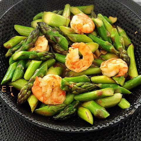 Sauté d'Asperges Vertes et Crevettes au Wok