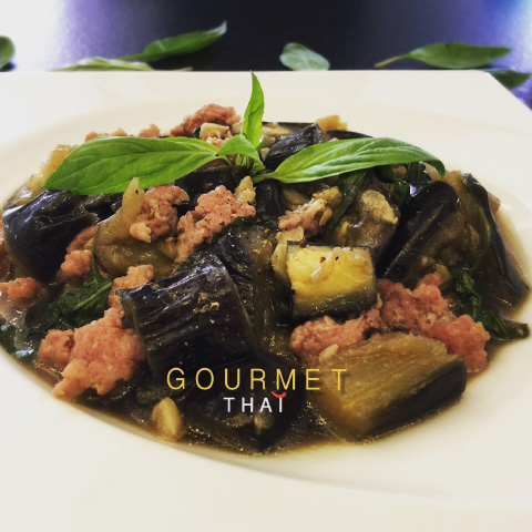 Sauté d'Aubergines au Porc Haché et Basilic Doux Thaï
