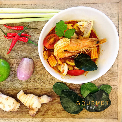 Soupe Légèrement Pimenté aux Gambas, Arômes de Citronnelle, Galanga et Feuilles de Combawa