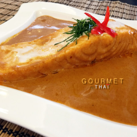 Velouté de Curry Rouge au Lait de Coco et Saumon